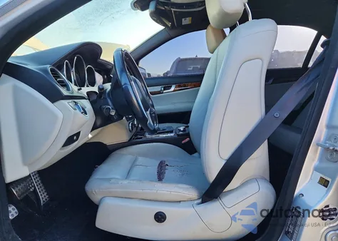 2012 Mercedes-Benz C 250 z USA, uszkodzony, nr VIN WDDGF4HB8CR205145